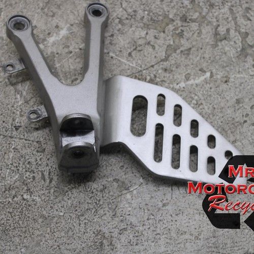 08-16 YAMAHA YZF R6 R6R OEM LEFT DRIVER FOOT PEG BRACKET l12