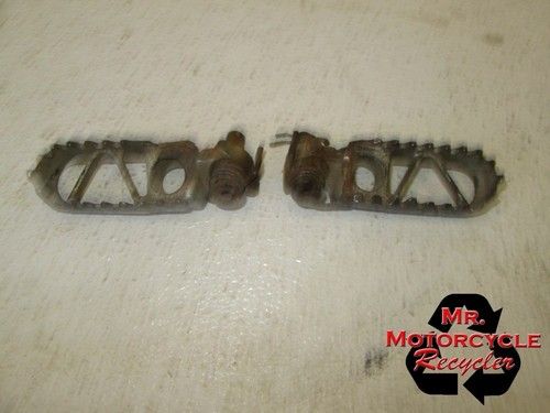88 KAWASKI KX 250 FOOT PEGS FACTORY KX250 FOOT REST STRAIGHT SHARD PEGS C19